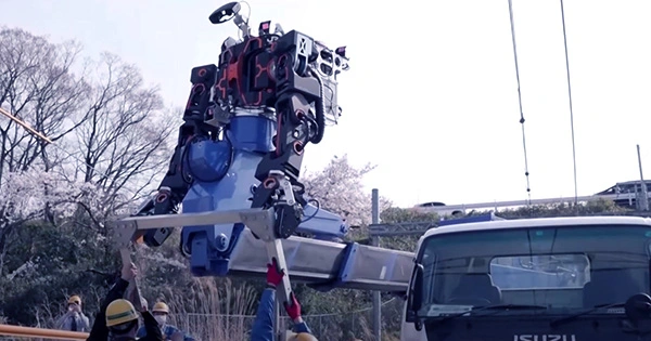 Japanese Company Creates Huge VR-Piloted Robot to Work on the Railroad